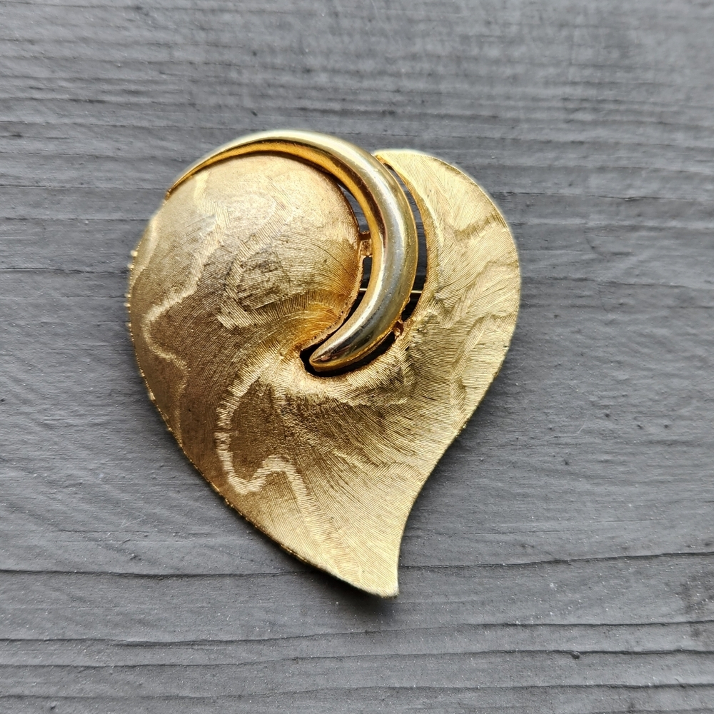 Vintage J.J. Signed Gold Tone Swirl Heart Shaped Pin Brooch